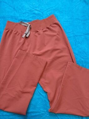 Figs Scrubs Pants Large in Mauve